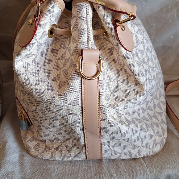 Purse - Picture 2 of 10